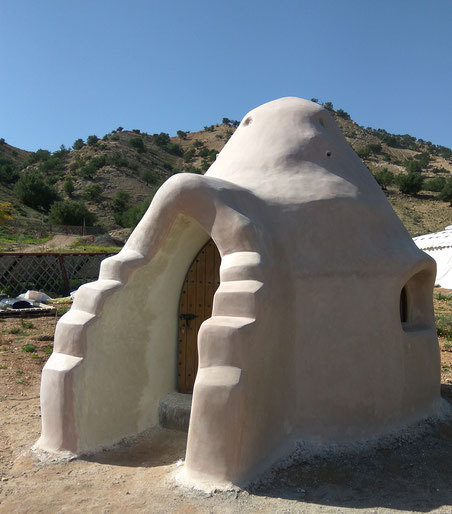 la guilde Freedôms pour apprendre à construire la maison en terre la moins chère du monde...